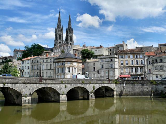 A view of Niort from the Sevre Niortaise river, Deux-Sevres, Poitou-Charentes region, France, May 2008 Une vue de Niort depuis la Sèvre Niortaise. Niort, Deux-Sèvres, région Poitou-Charentes, France, Mai 2008