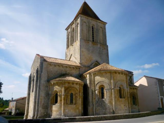 L'église St-Pierre de Melle, au chevet richement décoré