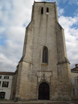 La façade de l'abbatiale notre Dame.
