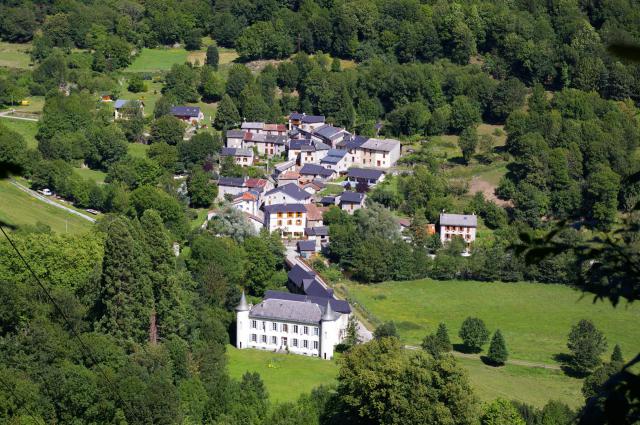 Vue du hameau d'Arconac depuis le chemin de la cascade de Caraoucou