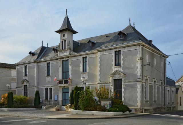 Mairie de Sauzé-Vaussais, vue de l'est, Deux-Sèvres, France.