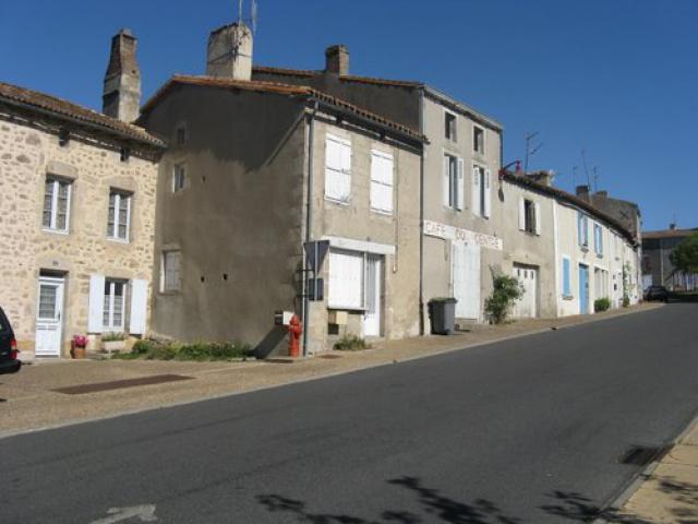 Azay-Sur-Thouet - Rue principale