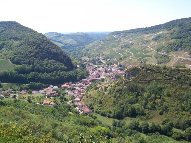 Le village de Cerdon dans l'Ain, France. Vue en hauteur, prise de la route nationale. On distingue (vers le bas) le câble de la tyrolienne.