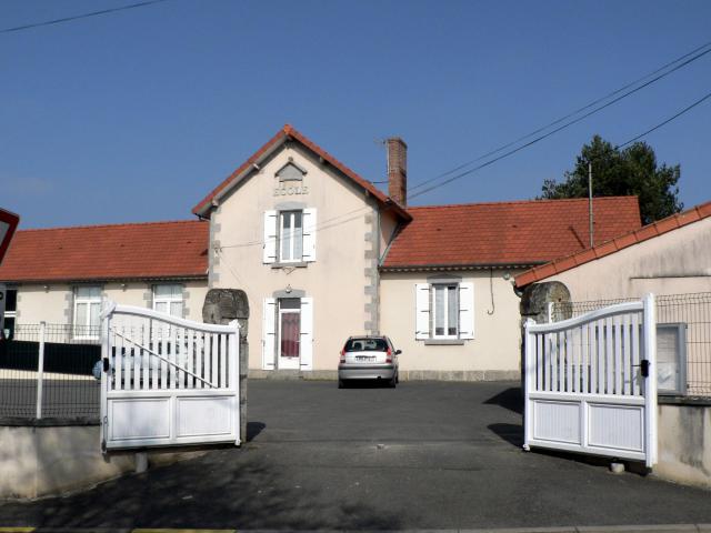 Vue depuis le portail de l'école élementaire de Glénay