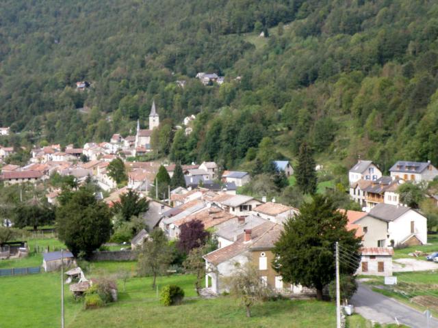 Le village vue depuis le calvaire - Ercé - Ariège (France)