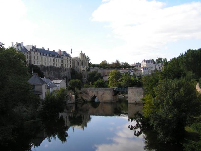 Château des ducs de la Trémoïlle et Pont des Chouans sur le Thouet