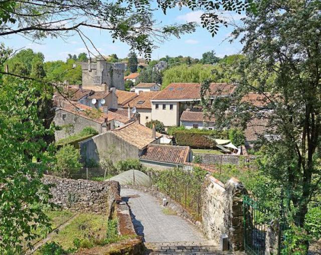En descendant vers le Thouet et la porte Saint-Jacques