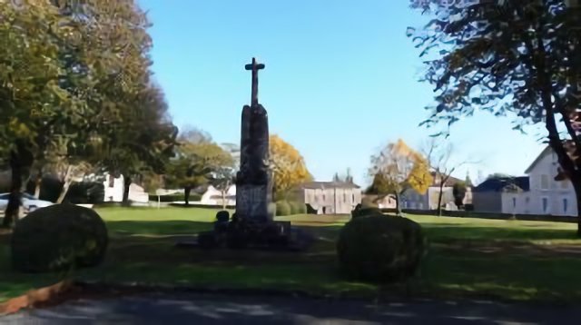 Saint-Georges de Noisné : La Croix Hosannière ( sur l'emplacement de l'ancien cimetière ) .