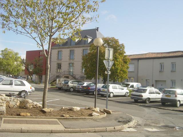 Nueil les Aubiers Centre Socio-Culturel (Deux-Sèvres - 79) Monument
