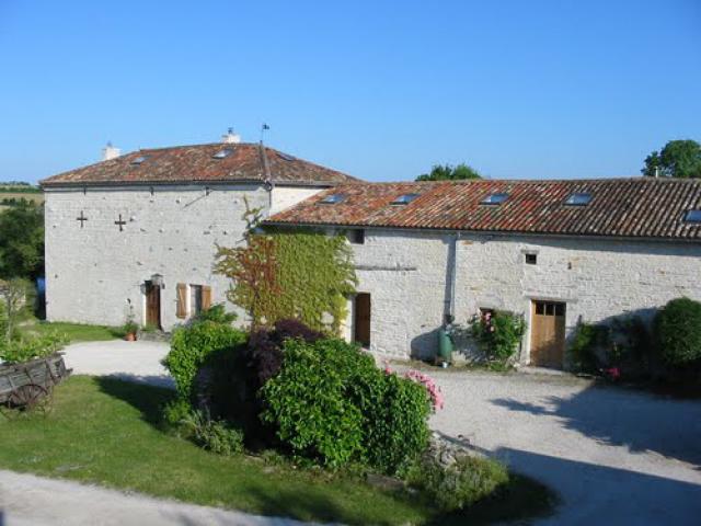 Les hiboux holiday farmhouse courtyard