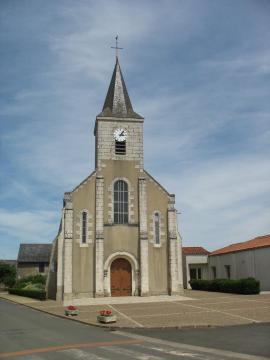 Vue de face de l'église de Doux