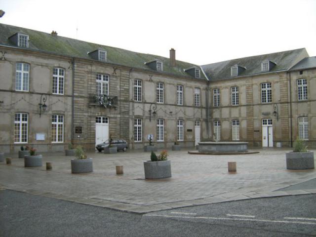 Hotel de ville et musée mauléon