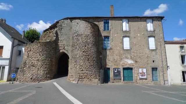 Mauléon dans les Deux Sèvres. Porte d'entrée des fortifications, avec vestige de rainures d'une herse. Première construction des…