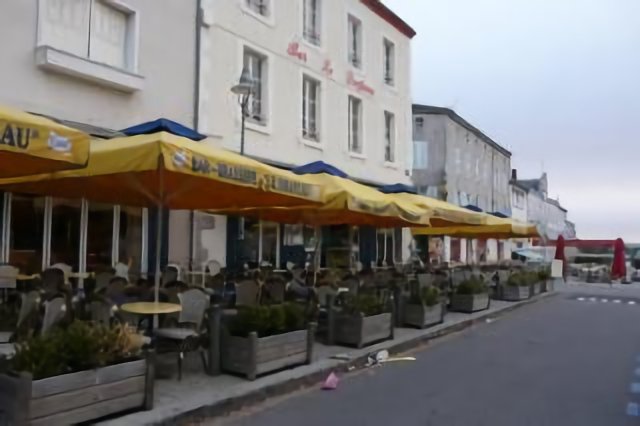 Parthenay, au petit matin, terrasse du bar-brasserie Le Drapeau