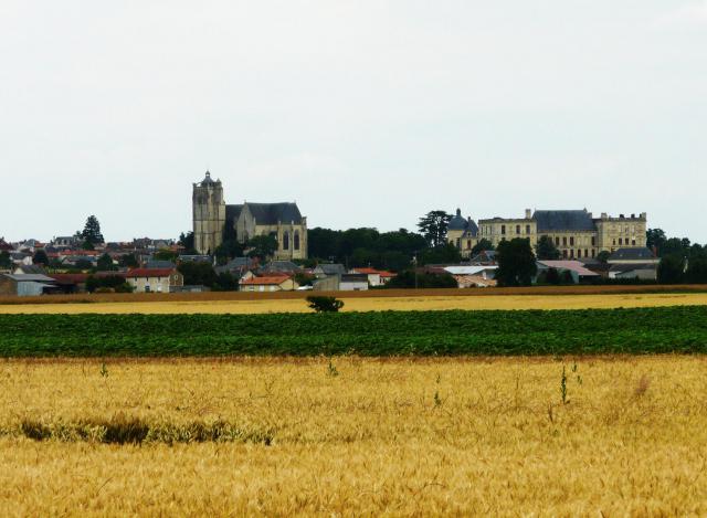 Le bourg d'Oiron avec son château et sa collégiale