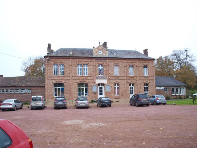 Moyenneville (Somme, France) ; la mairie-école