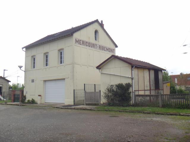 Ancien bâtiment voyageurs de la gare de Méricourt - Ribémont, Somme, Picardie, France, en mai 2014.