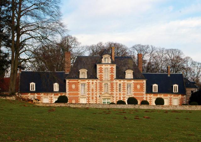 Vauchelles-lès-Domart (Somme, France). Le château, vu depuis la route venant de Mouflers.