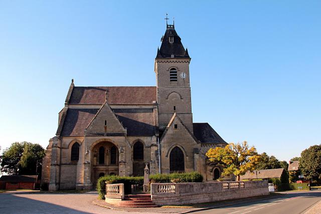 Église Saint-Médard de Croix-Mouligneaux (Somme, France).