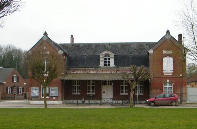 Mairie-école, sur la place communale