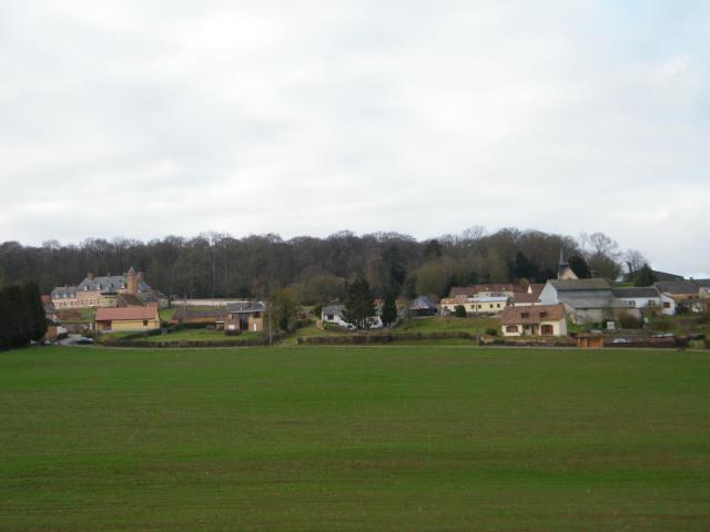 Avesnes-Chaussoy, Somme, Fr , vue générale, de l'église au château.