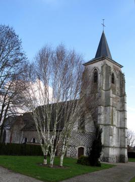 Franleu (Somme, France) - L'église, vue en venant de la mairie par une petite rue.
