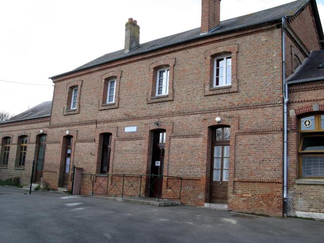 Franleu (Somme, France) - La mairie est non loin de l'église, entre les deux classes primaires et les anciens logements de fonction des…