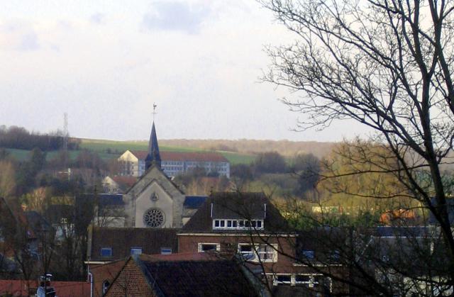 Doullens (Somme, France) - Panorama partiel de la ville, avec son église. Vue vers le Nord, depuis l'entrée de la Citadelle, au bord de la…