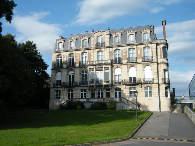 Flixecourt, Somme, Fr château blanc, résidence de vie.