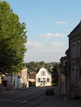 Beschreibung: Saint-Riquier (Frankreich, Dept. Somme), Rue du Général de Gaulle (ebenfalls D 925), Blick in Richtung Abbeville. Datum: 5.…