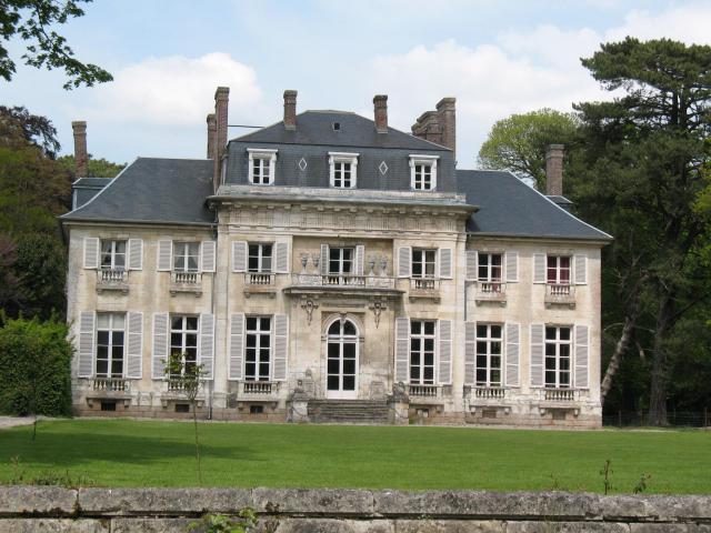 Le château de style néo-classique, a été construit entre 1786 et 1789. Il est formé d'un corps de logis rectangulaire composé d'un…