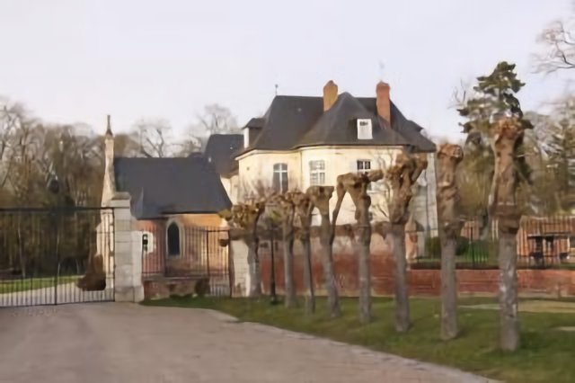 Le château et la chapelle de Thézy