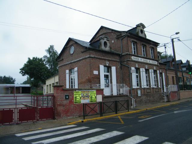 Bibliothèque et école des filles.