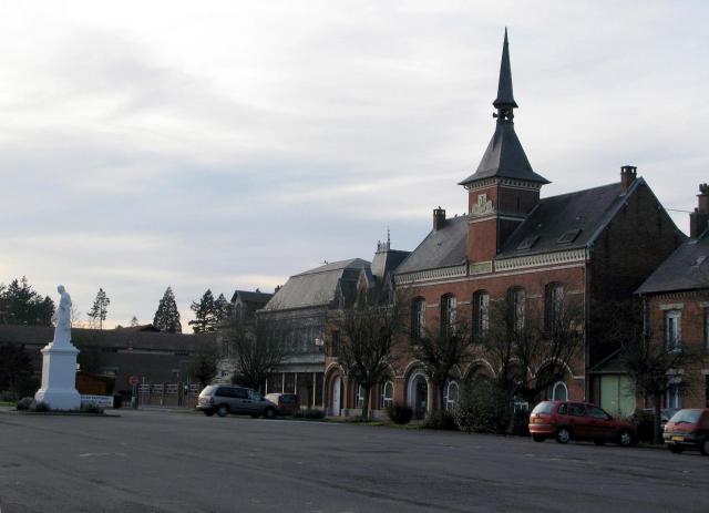 Chaulnes (Somme, France) - La place principale, avec la statue de Lhomond se dressant, toute blanche, devant la Mairie.
