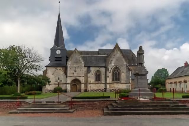 L'église et le monument aux morts de St Maxent