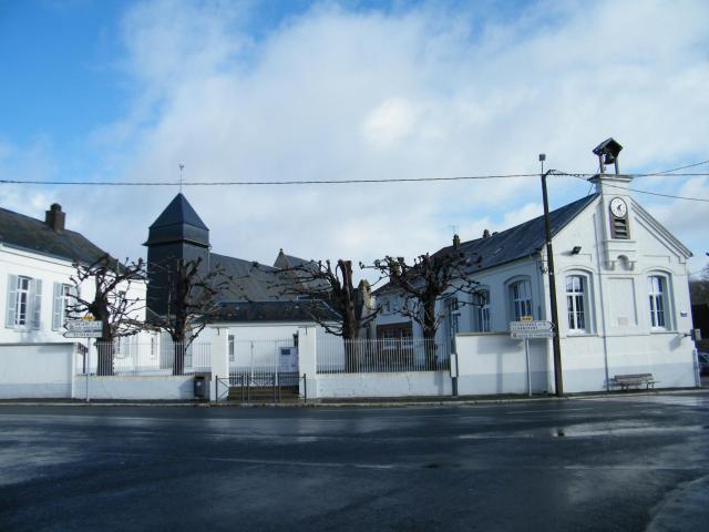 Eglise et école, place Augustin Delahaye.