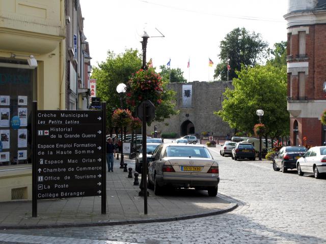 Péronne (Somme, France) - Centre ville avec l'Historial au bout de la rue Louis XI. Lieu de la prise de vue 49° 55′ 42,66″ N, 2° 56′…