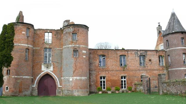 Les ruines du château de Beaucamps-le-Jeune, vues à travers les grilles de l'entrée