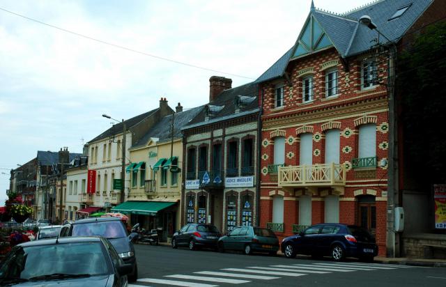 Ault (Somme, France). La "Grande Rue" descend vers la mer.