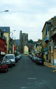 Ault (Somme, France). La "Grande Rue" remonte vers l'église.