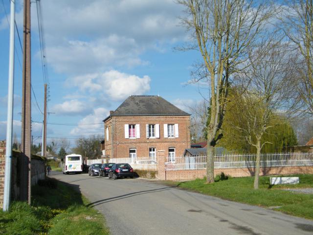Bâtiments communaux : mairie et école.