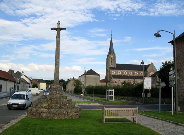 Bernaville (Somme, France) - La croix de pierre (qui servit jusque vers 2005 de rond-point) et l'église. Lieu de la prise de vue 50° 07′…