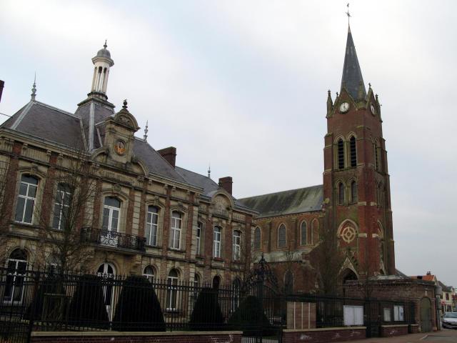 Beaucamps-le-Vieux (Somme, France) - L'hôtel-de-ville et l'église. . .