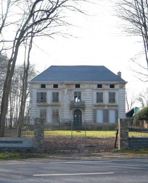 Le château blanc sur l'ex-RN1, en sortant de Bernay-en-Ponthieu mais sur le territoire de la commune d'Arry, Somme, Fr.