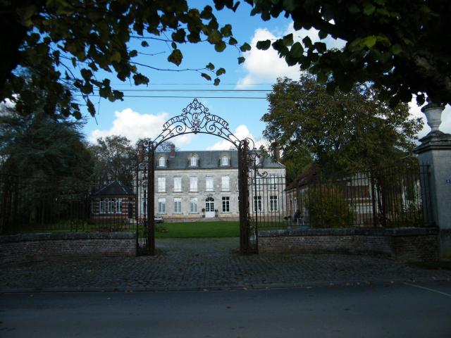 Château, sur la place.