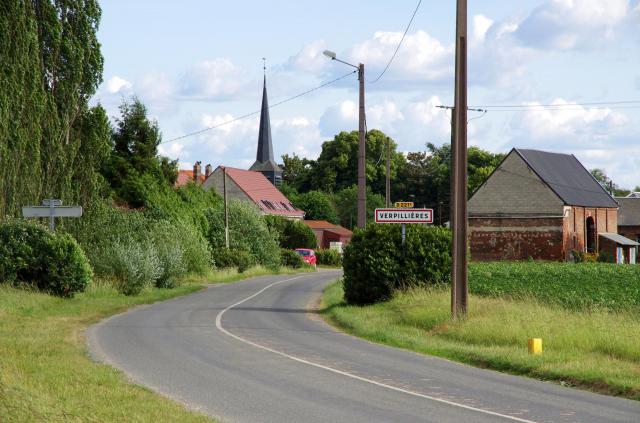 Verpillières (Somme, France) - L'entrée du village, en venant de Roye. .
