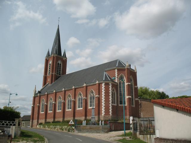 Vue de l'église néo-gothique de Coisy, montrant les baies du côté sud.