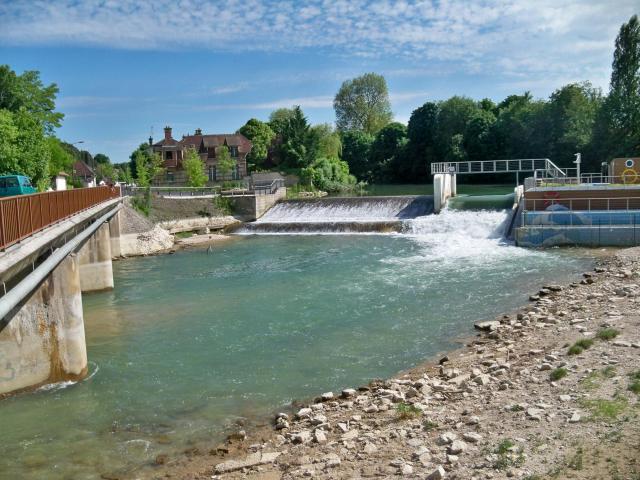 La Vieille Seine au déversoir de Saint-Julien-les-Villas et le pont sur la Seine - RD 49.