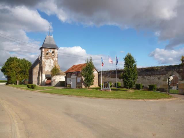 Eglise Saint-Gilles, mairie et stèle situées sur la commune de Le Cardonnois (Somme).