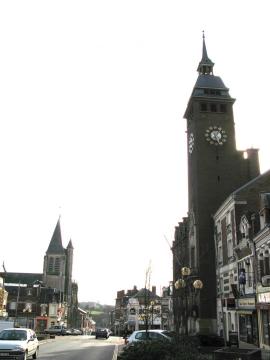 Montdidier (Somme, France) - L'église du Saint-Sépulcre et l'Hôtel-de-ville. La rue Gambetta se prolonge par la rue Parmentier, qui…